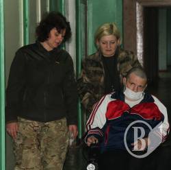 Женщины помогают бойцу АТО опять открывать мир Женщины помогают бойцу АТО опять открывать мир